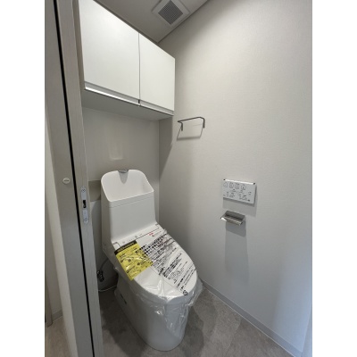 温水洗浄便座＆手洗い付きの快適トイレ！トイレットペーパー等を隠して置ける便利な吊戸棚完備