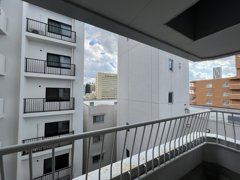 都会の街並みを見渡すアーバンなロケーション！時間ごとに表情を変える都市の景色を日常に