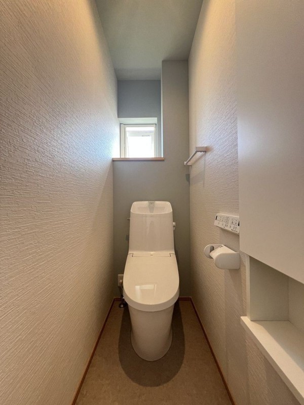 2階トイレです！夜中のお手洗いや朝の忙しい時間帯でもトイレ2…