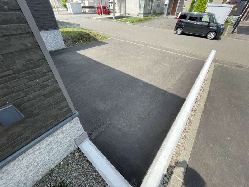千歳市北陽の都市ガスエコジョーズ全室床暖房の平家戸建です。アスファルト舗装、隣地境界塀整備済みです。