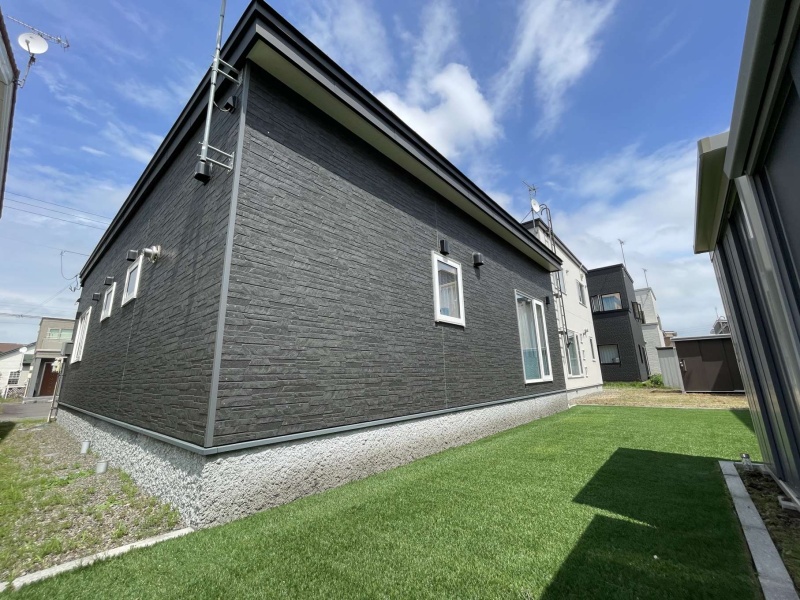 千歳市北陽の都市ガスエコジョーズ全室床暖房の平家戸建です。シックな外壁デザインの住宅です。