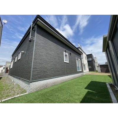 千歳市北陽の都市ガスエコジョーズ全室床暖房の平家戸建です。シックな外壁デザインの住宅です。