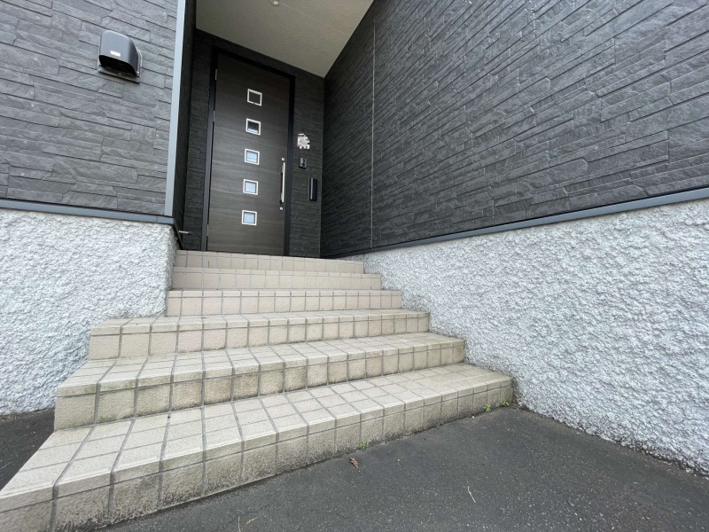 千歳市北陽の都市ガスエコジョーズ全室床暖房の平家戸建です。玄関エントランス、基礎高な住宅です。