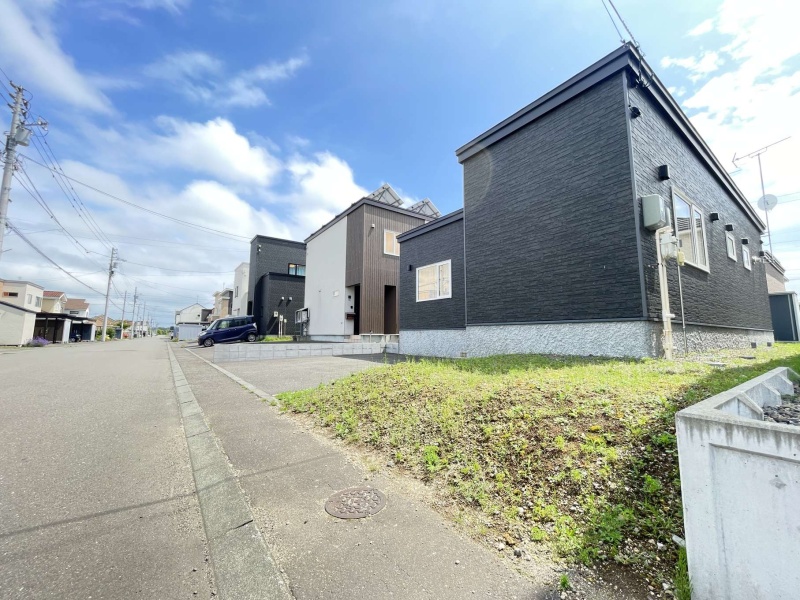千歳市北陽の都市ガスエコジョーズ全室床暖房の平家戸建です。駐車場アスファルト舗装済みです。
