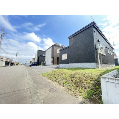 千歳市北陽の都市ガスエコジョーズ全室床暖房の平家戸建です。駐車場アスファルト舗装済みです。