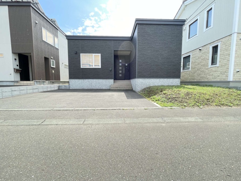千歳市北陽の都市ガスエコジョーズ全室床暖房の平家戸建です。舗装2台駐車可能です。