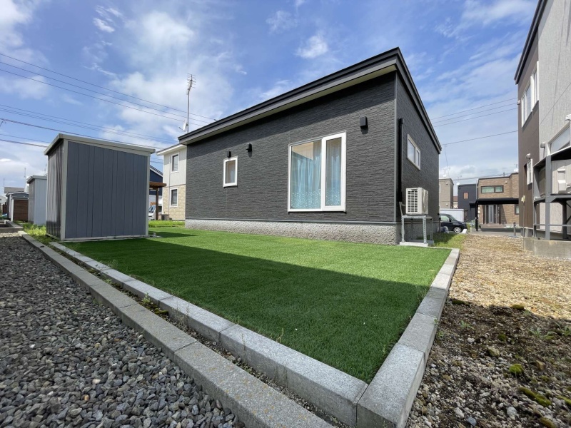 千歳市北陽の都市ガスエコジョーズ全室床暖房の平家戸建です。裏庭人工芝貼りで整備されております。