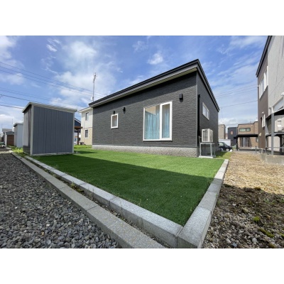 千歳市北陽の都市ガスエコジョーズ全室床暖房の平家戸建です。裏庭人工芝貼りで整備されております。