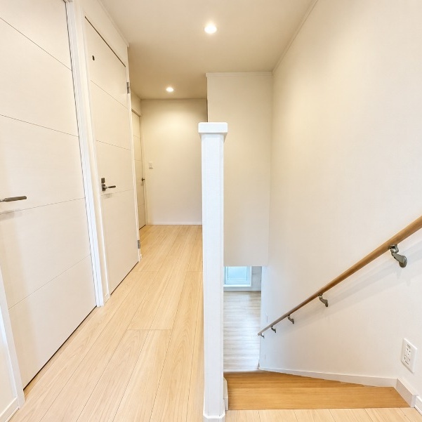 【2階廊下】白基調の建具やクロスが明るく清潔感ある印象に☆