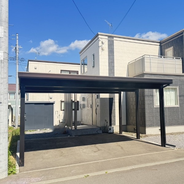 【駐車場】2台分サイズのカーポート付き☆最大3台駐車可能◎