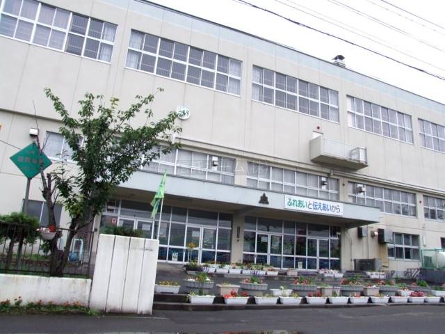 小学校：札幌市立札苗北小学校：1590m