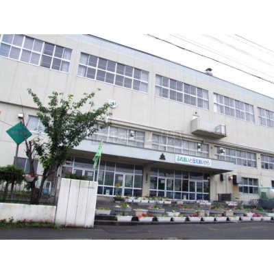 小学校：札幌市立札苗北小学校：1590m