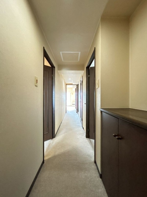 【リフォーム中＿廊下】廊下の写真です。建具交換、フローリン…