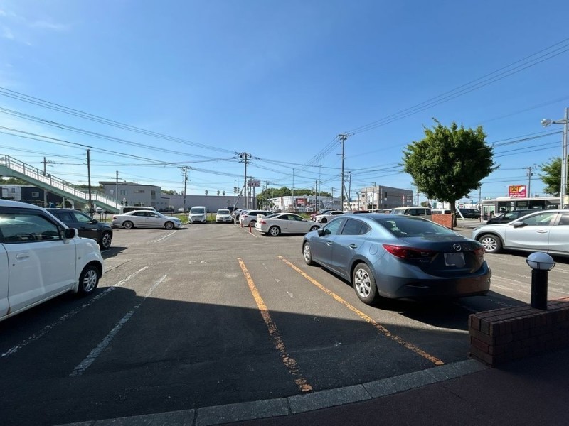 【駐車場】敷地内駐車場の写真です。敷地内駐車場は月額6500円…