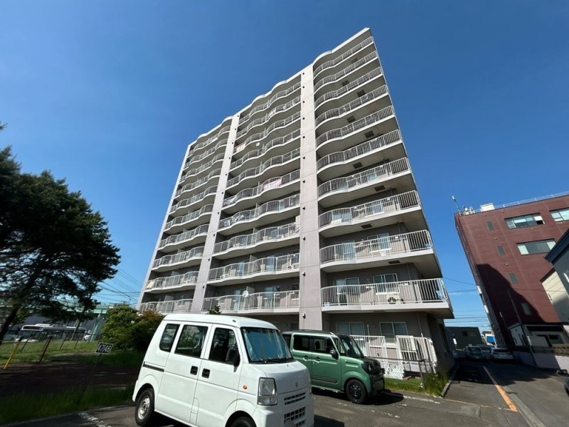 【外観】マンションの外観の別角度の写真です。
