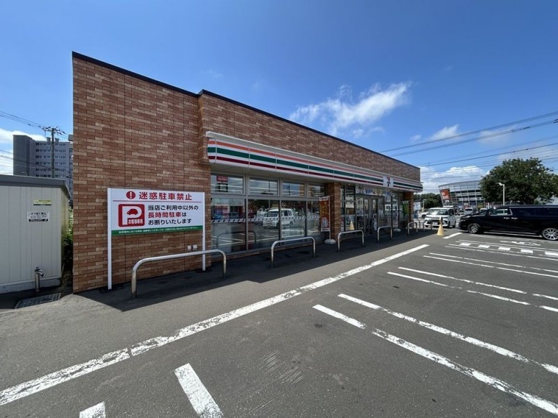セブンイレブン札幌平岡３条店様まで約190ｍ（徒歩３分）