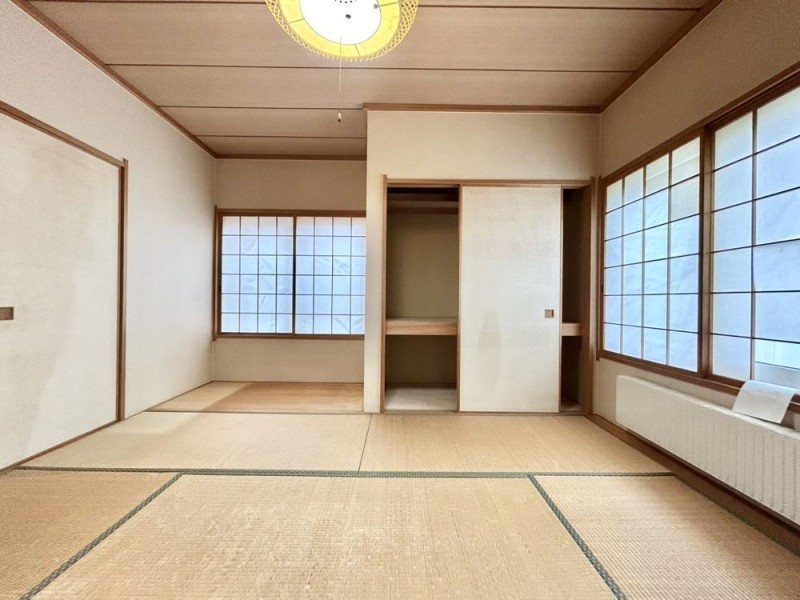 【現況　１階和室】洗面所と玄関を回遊できる和室です。