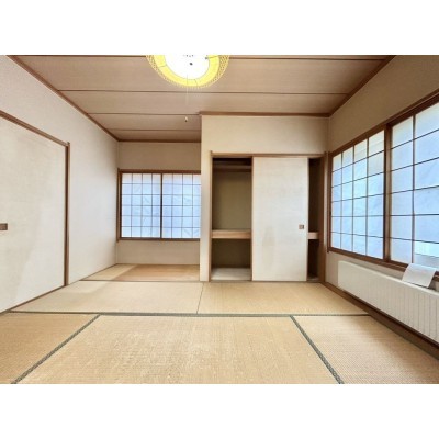 【現況　１階和室】洗面所と玄関を回遊できる和室です。