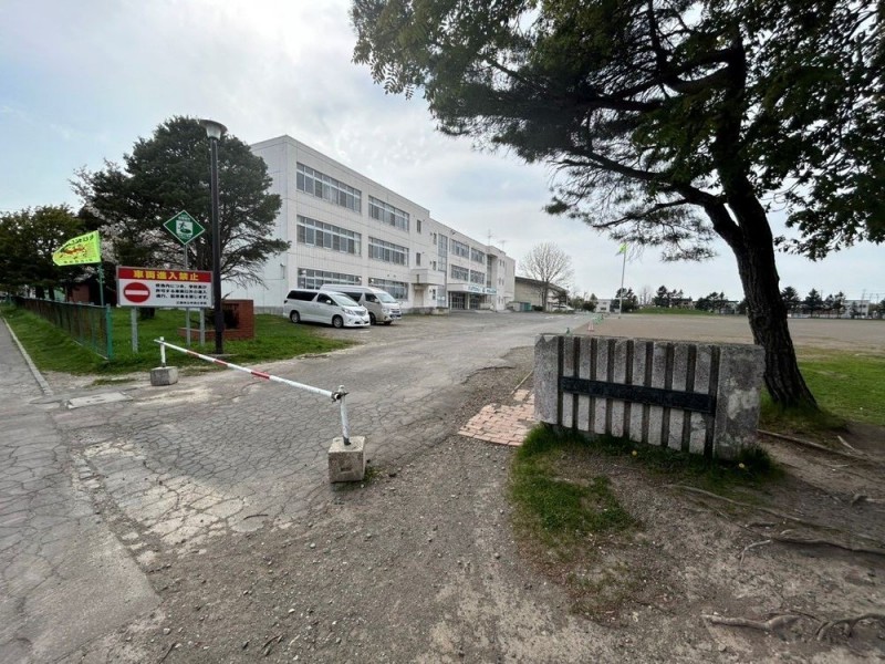 江別市中央小学校様まで徒歩約6分です。(約450ｍ)