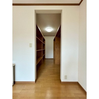 【現況】2階南東側約11帖洋室のウオークインクローゼット
