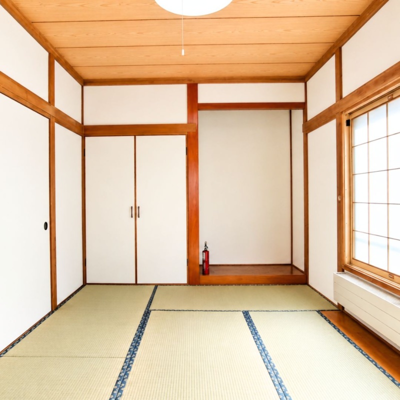 和室は畳表替え、クロス貼り替え済。