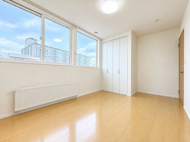 ３階南東側の６帖洋室。一面が窓になっており日当りが◎※バーチ