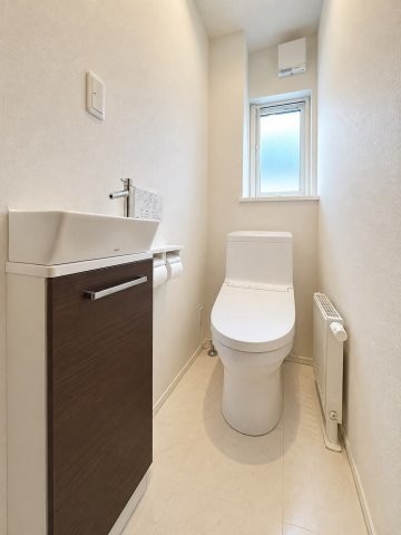 ２階トイレはロータンク一体型タイプでお手入れ楽々♪手洗いも付