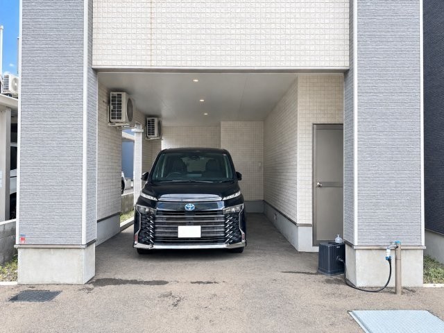 インナーガレージは高さ約２．６ｍでハイルーフ車も駐車可♪