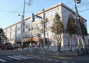 陵北中学校まで1016m