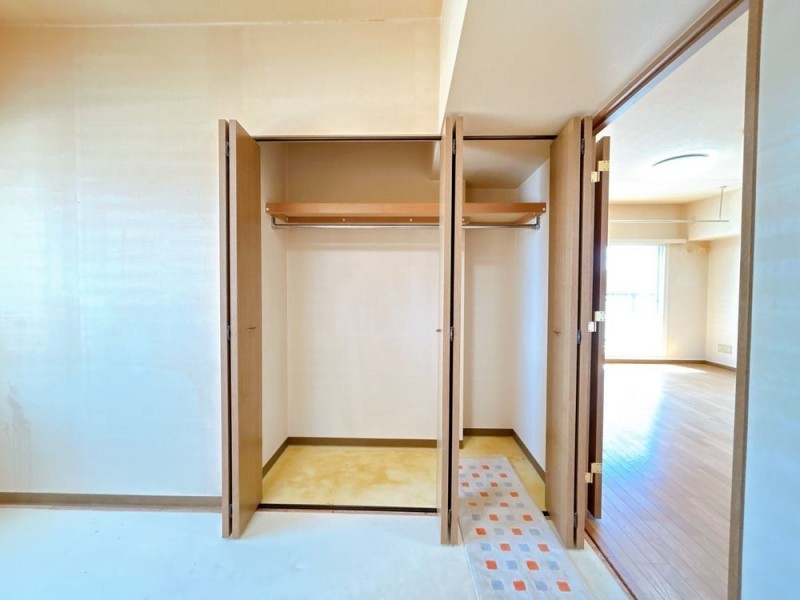 【現況__収納】約7帖洋室の収納写真です。全居室収納があるの…
