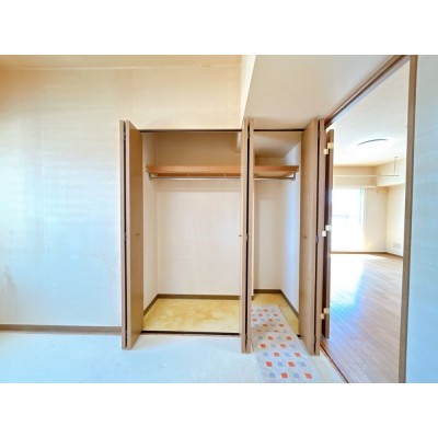 【現況__収納】約7帖洋室の収納写真です。全居室収納があるの…