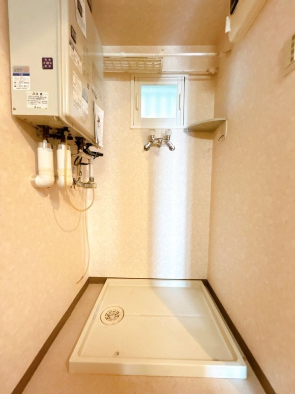 【現況＿洗濯機置き場】洗濯機置き場の写真です。湿気がこもり…