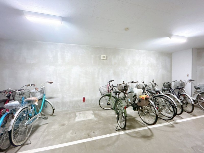 【共用部＿駐輪場】自転車置き場の写真です。屋内に充分なスペ…