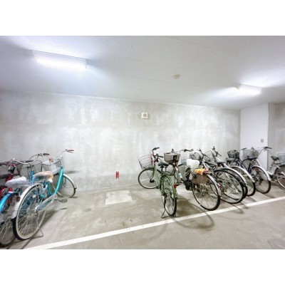【共用部＿駐輪場】自転車置き場の写真です。屋内に充分なスペ…