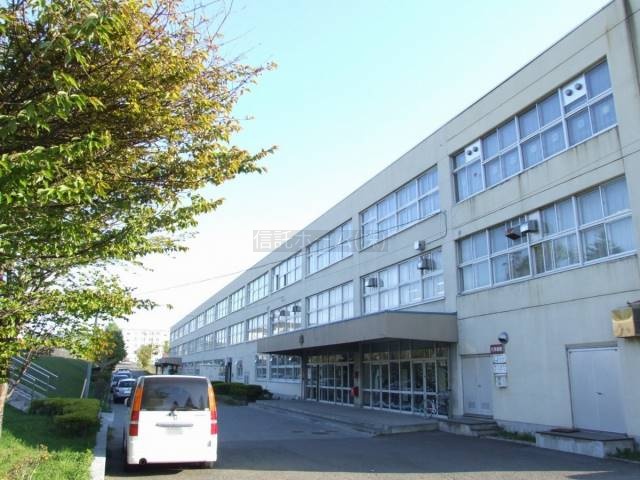 中学校：札幌市立もみじ台中学校：1825m