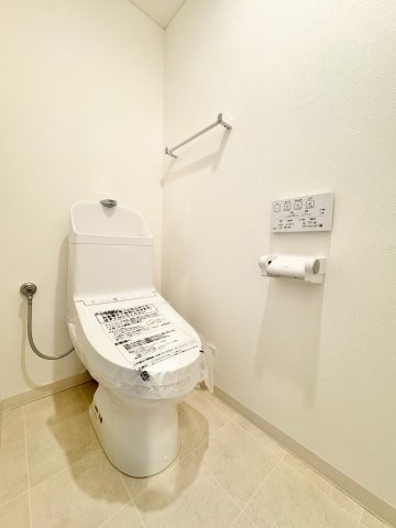 タンク一体型でお掃除のしやすい温水洗浄暖房便座のトイレ。