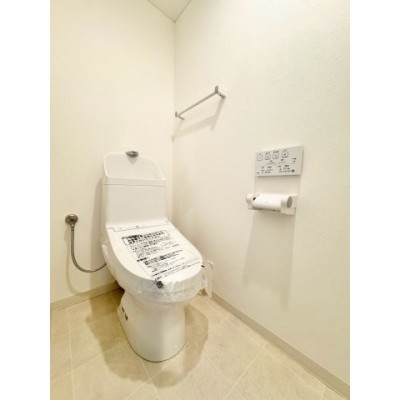 タンク一体型でお掃除のしやすい温水洗浄暖房便座のトイレ。