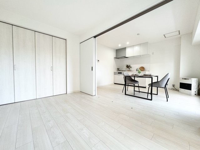 リビング隣接の６帖洋室からダイニングキッチンまでを撮影（別角