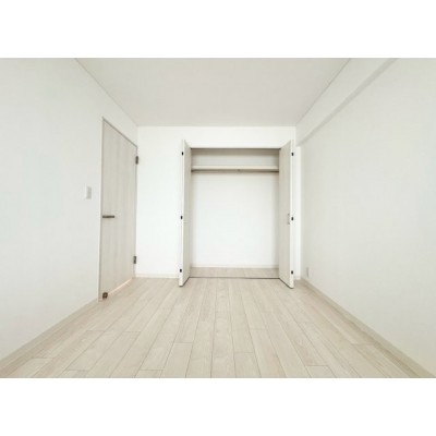 玄関から一番近い洋室。クローゼット完備。