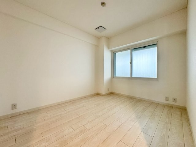 玄関から一番近い洋室をお部屋入口から撮影。