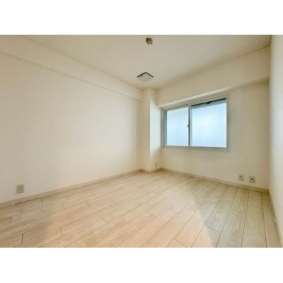 玄関から一番近い洋室をお部屋入口から撮影。