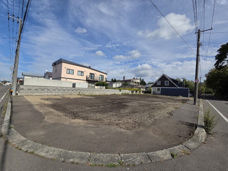 角地につき、開放感のある立地♪