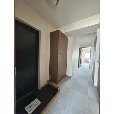 リビングの光が届く玄関。廊下も明るく照らします。
