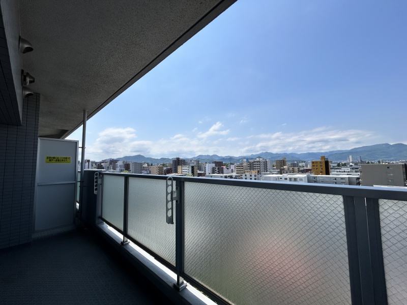 奥行きのあるバルコニーでは洗濯物も良く乾きます。夕焼けも美しく、風にあたりながら一日の疲れを癒せます。