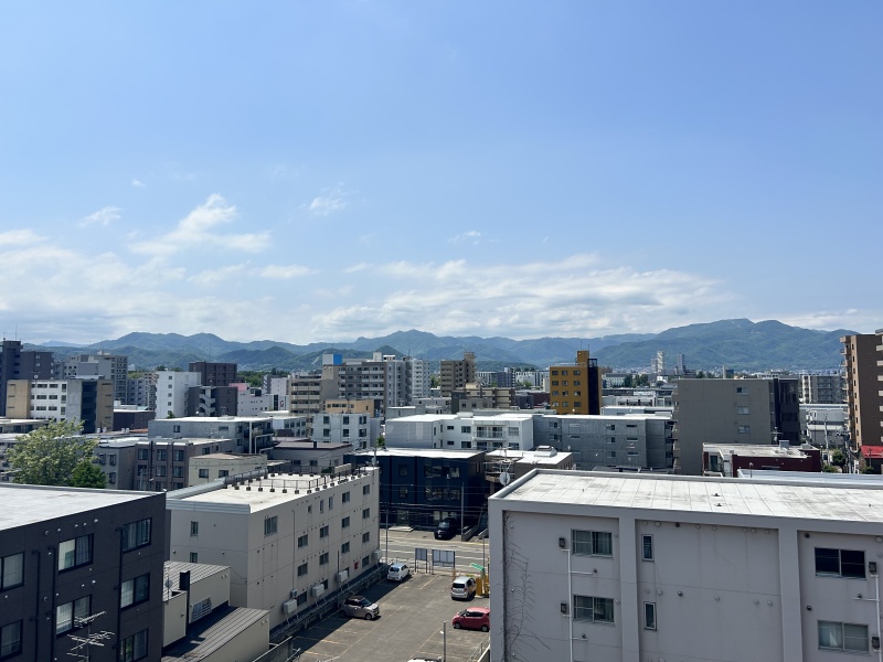 前面に背の高い建物がないため見晴らしが良いです。藻岩山～円山～三角山～手稲山まで一望出来ます。