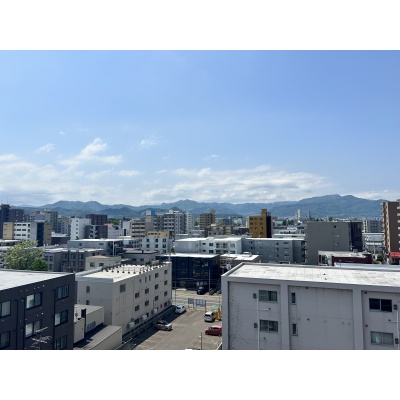前面に背の高い建物がないため見晴らしが良いです。藻岩山～円山～三角山～手稲山まで一望出来ます。