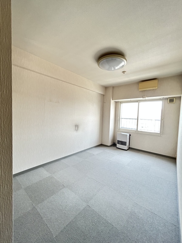 東向き主寝室約7帖。