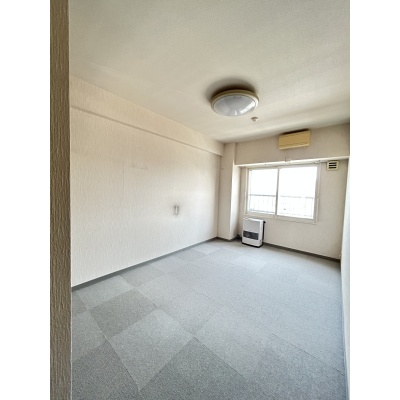東向き主寝室約7帖。