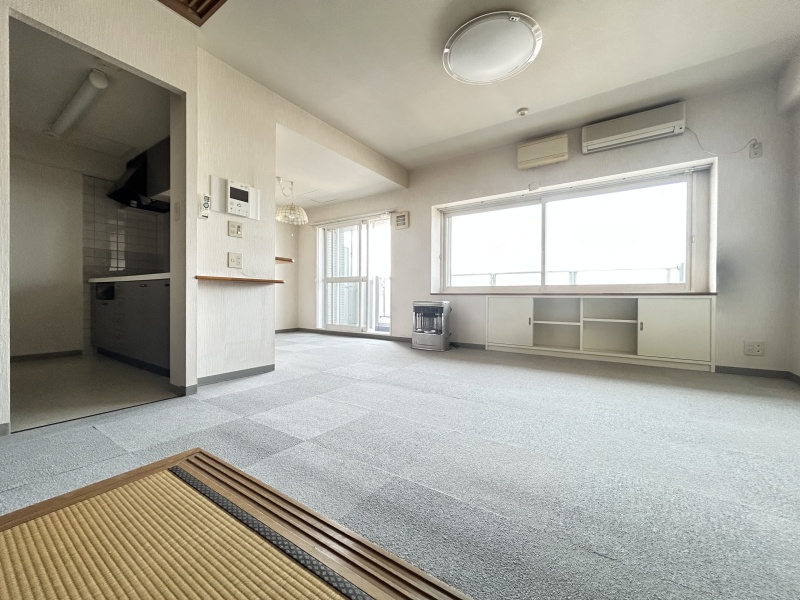 大きな窓からは、気持ちの良い光と風が吹き込みます。解放感のある居心地のよいリビングです。