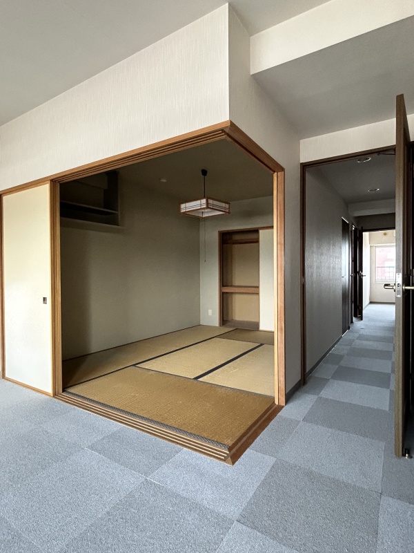 リビングの一角に設けられた6帖の和室。お子様のプレイルームとしても、家事室としても、客間としても、使い方は様々♪